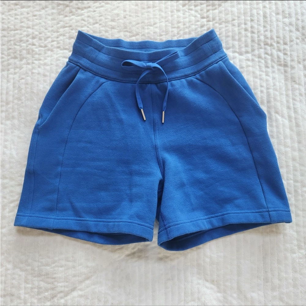 Lululemon High-Rise Shorts 5" in Blue size 2